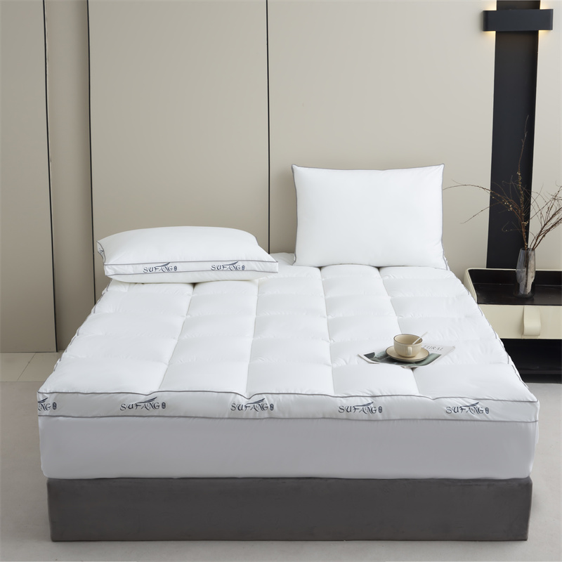 ไมโครไฟเบอร์พิมพ์โลโก้ที่กำหนดเองบรรจุผ้า Downproof 40s พร้อมท็อปเปอร์ที่นอนท่อ